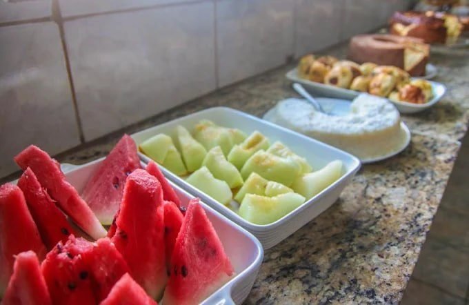 Café da manhã com frutas no Hotel Aliança